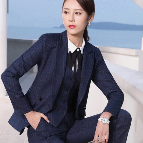 HOLT RENFREW -  Woman's pinstripe dark grey cropped blazer - GIRL BOSS! - Picture 1 of 4